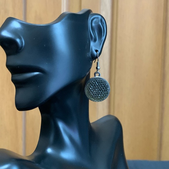 Silver tone green stone earrings - Picture 3 of 3